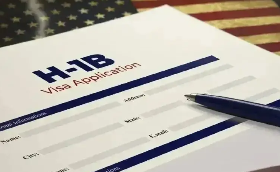 特朗普对H-1B签证加收10万美元申请费