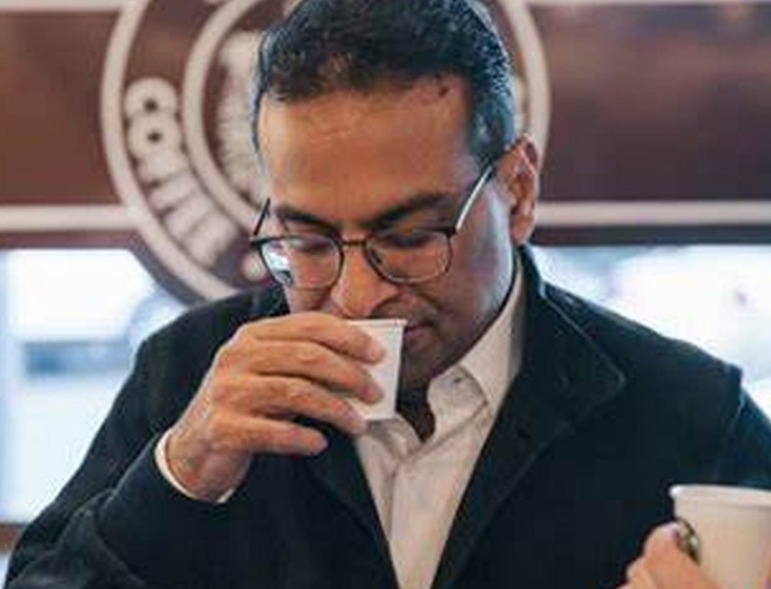 星巴克CEO，年薪为何缩水4.5亿元？